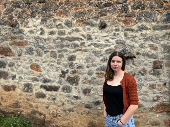 WhatsApp Image 2025-09-15 at 12.10.02 Marina Pangua delante de una pared de piedra