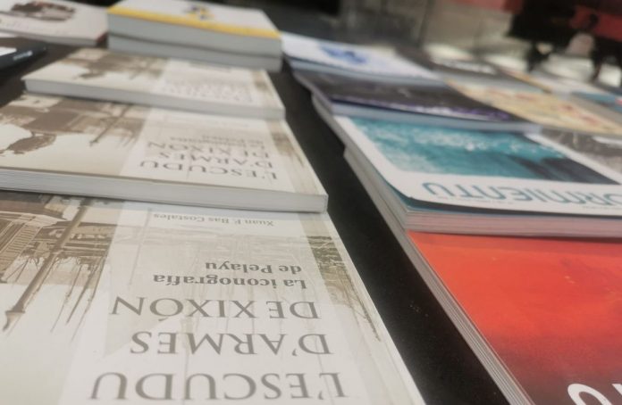 Plantilla Foto ACeR Llibros: L'escudu d'armes de Xixón y dellos exemplares de la revista Formientu