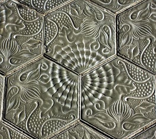 Baldoses del Paséu de Gracia en Barcelona, diseñaes por Antoni Gaudí.